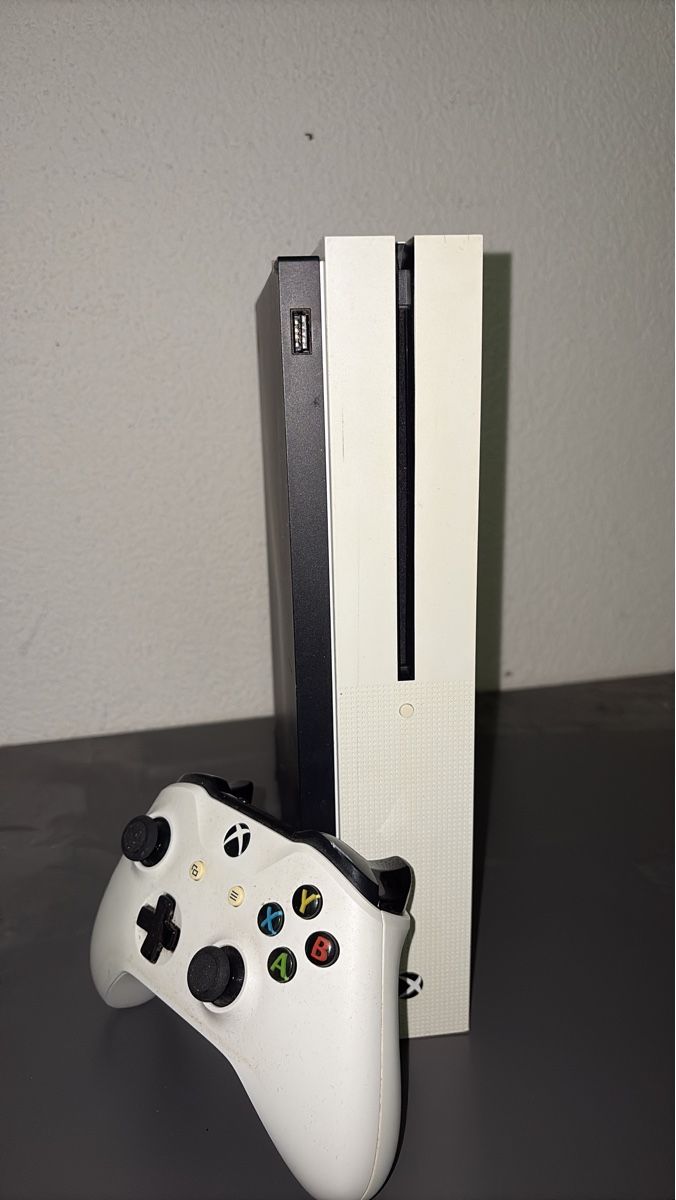 Microsoft Consoles: Xbox One S Konsole mit Controller gebraucht – D'occasion à Winkel par umevolume