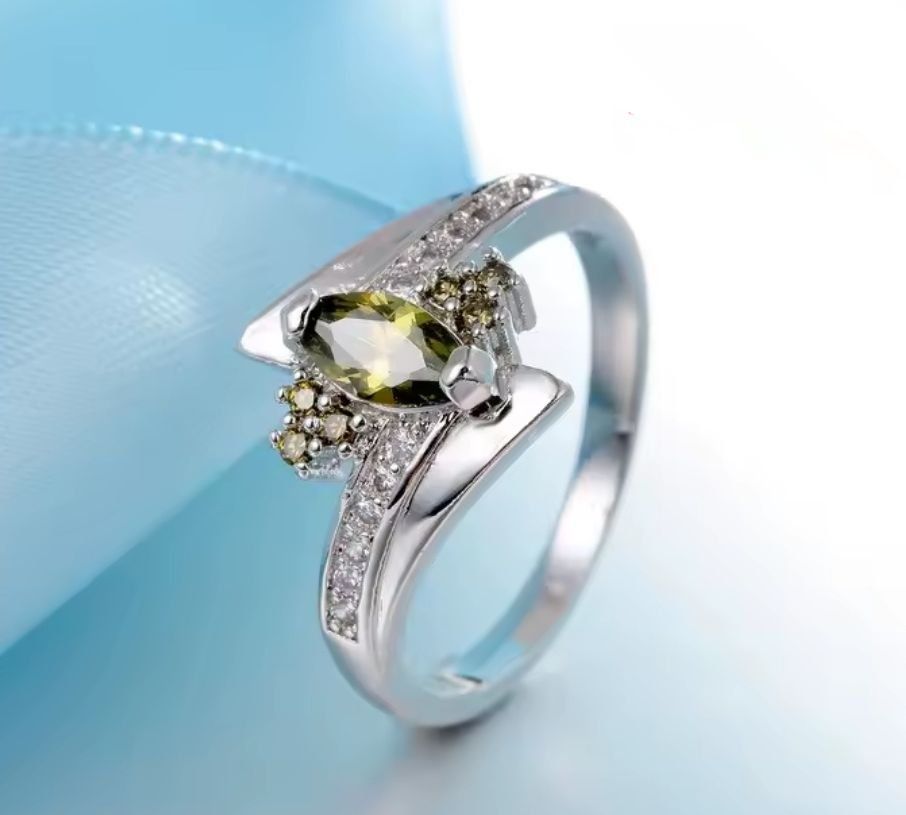 Ringe: Klassischer Ring mit Peridot, 925 versilbert, Gr. 8 – Neu (gemäss Beschreibung) aus Grenchen von maretop 1