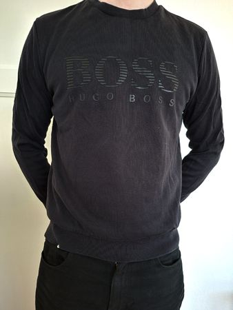 Pull Hugo Boss noir, parfait pour l'automne! Taille M