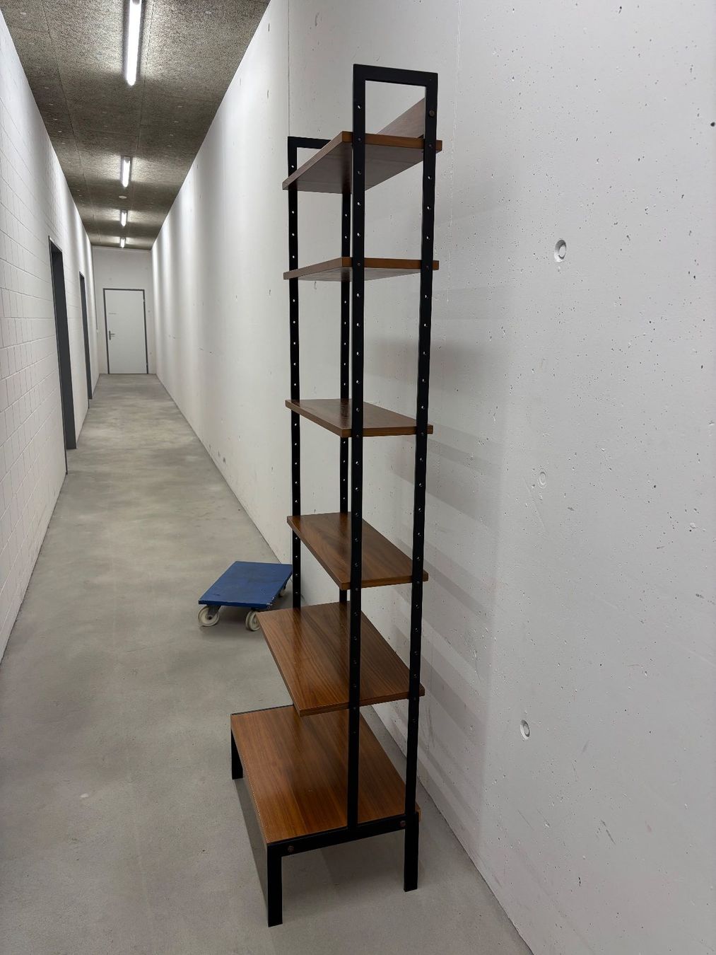 Scaffali: Bücherregal 70-iger Jahre Designklassiker – Usato da rotkreuz venduto da baudisch 2