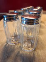 Gewürzstreuer aus Glas und Keramikdeckel