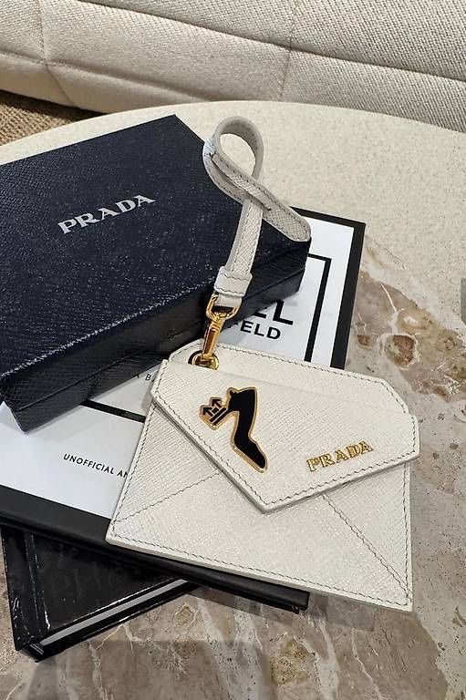 Prada Portafogli: PRADA GELDBÖRSE / TASCHENANHÄNGER – Nuovo (secondo la descrizione) da Schwyz venduto da bofb