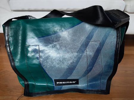 Freitag-Umhängetasche; grün/blau