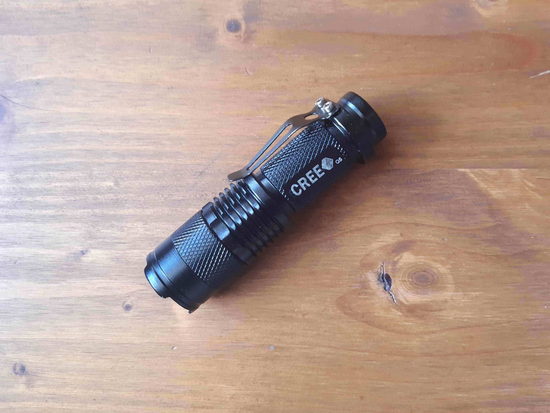 Lampen: Lampe de poche UltraFire avec 4 batteries – Gebraucht aus Chancy von Wurcht 1