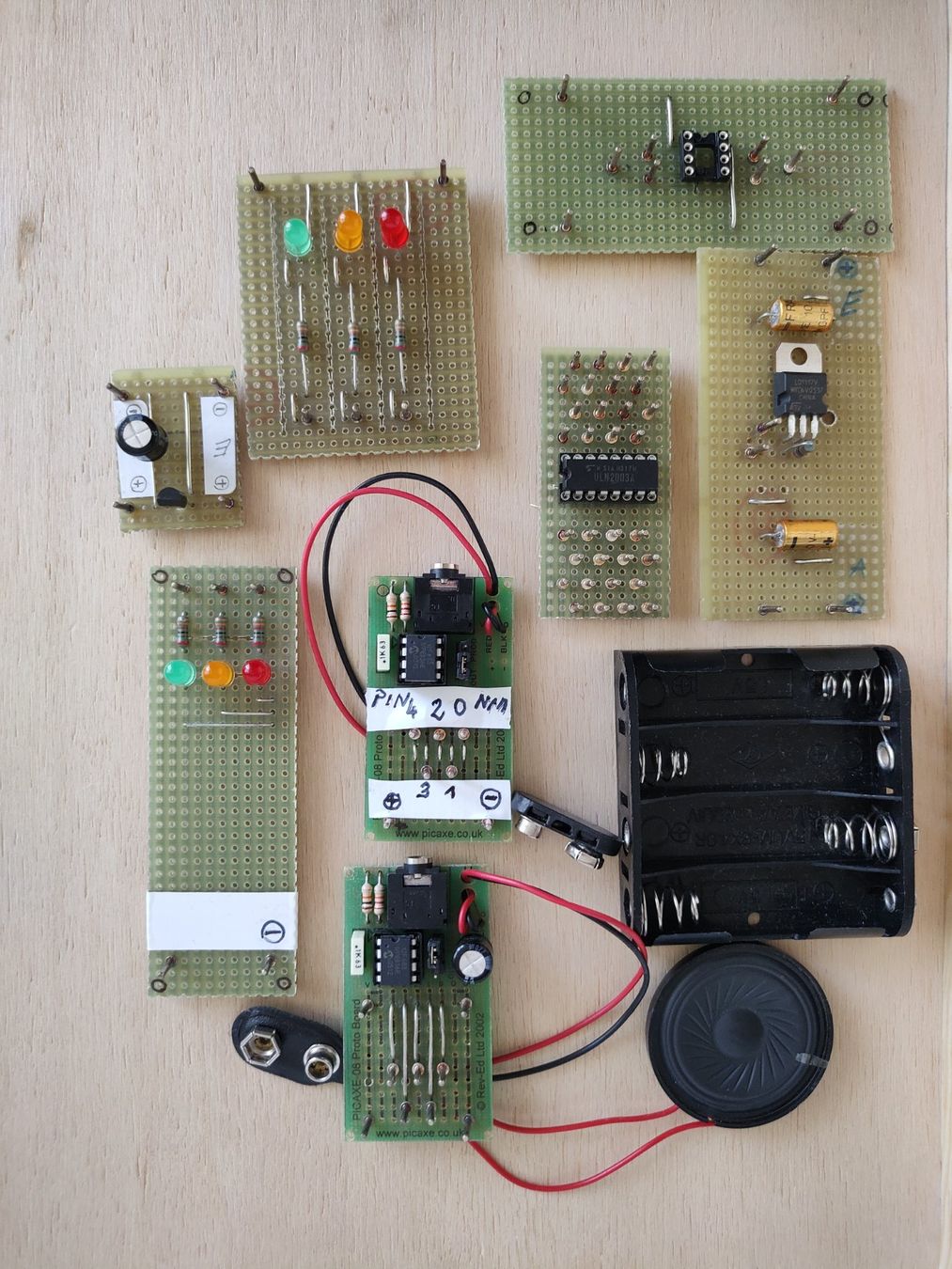 Composants électroniques: PICAXE Microcontroller 08M und 18X mit Buch und Zubehör – D'occasion à Riehen par Karuch 4