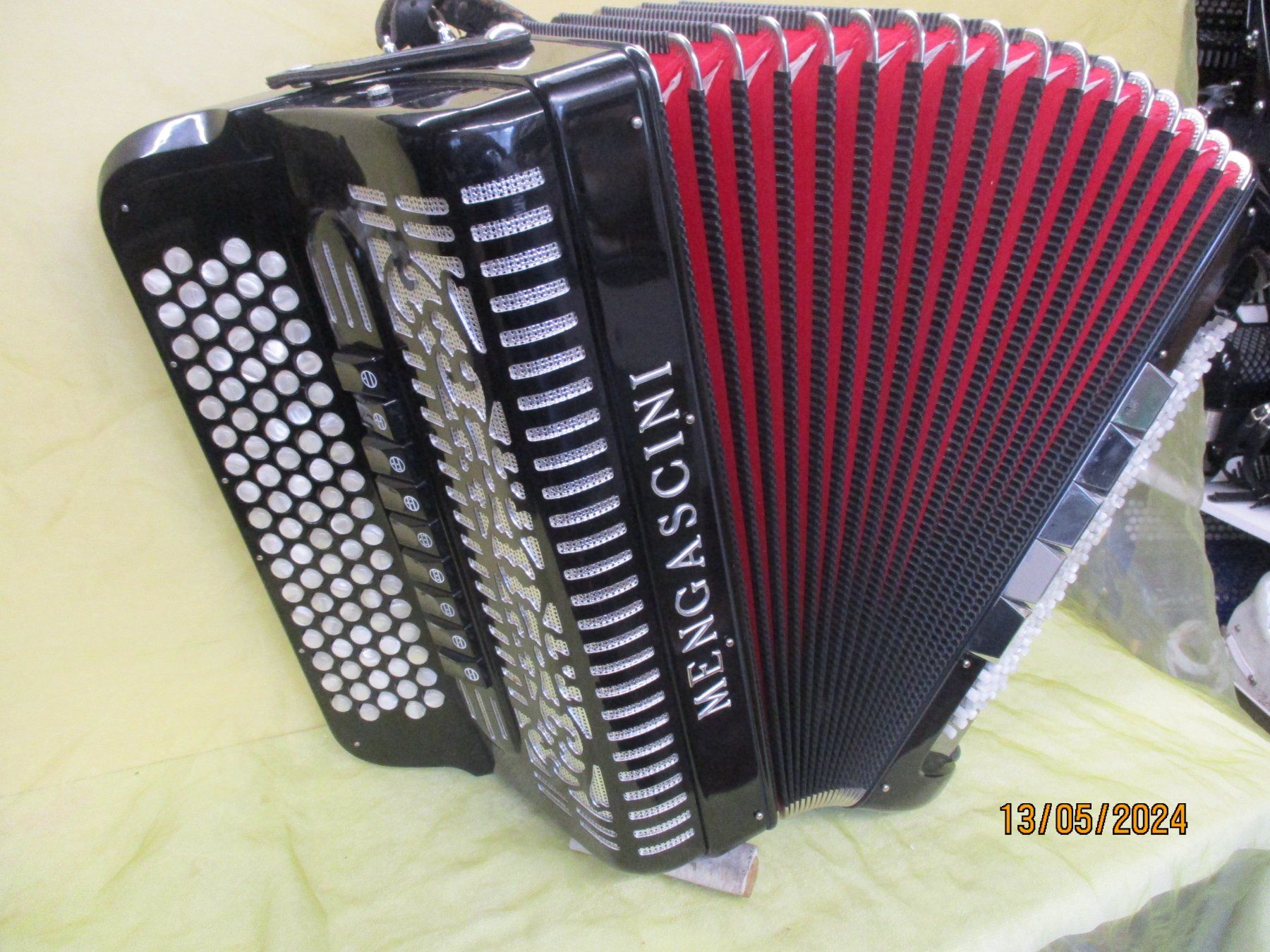 Strumenti musicali: Akkordeon Mengascini IV – Usato da Jegenstorf venduto da Oktavio 2