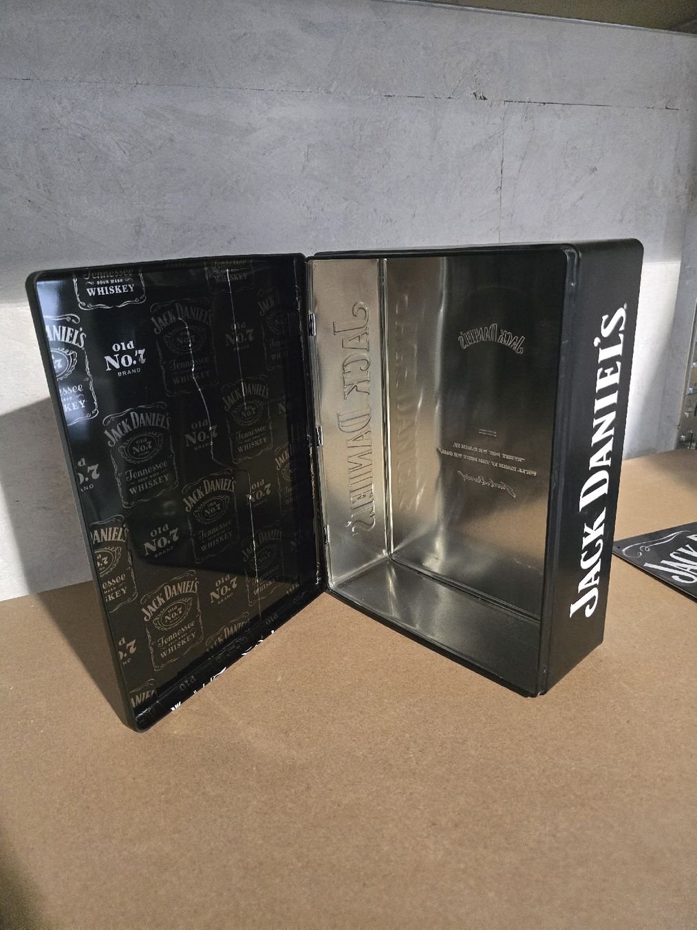 Toutes les décorations: boite et plaque jack Daniels  – D'occasion à Le Locle par Marc9194 1