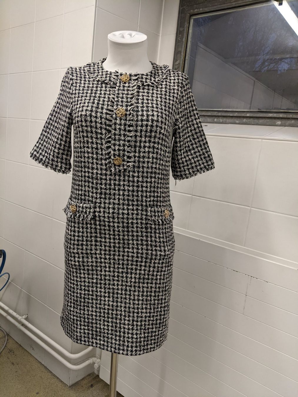 Hallhuber Vestiti: Tweed Damenkleid GR 34 – Usato da Langnau am Albis venduto da Judithsebi