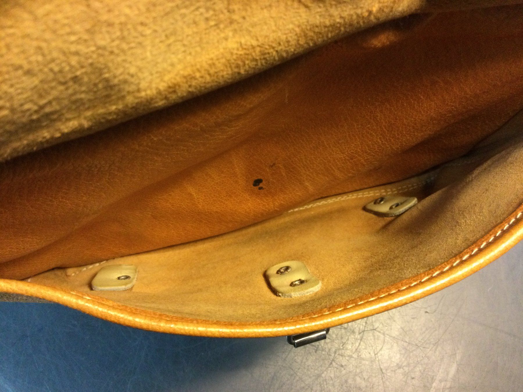Schilder: Gebrauchte Vintage Ledertasche Umhängetasche – Gebraucht aus Wangen SZ von kuriosum12 2