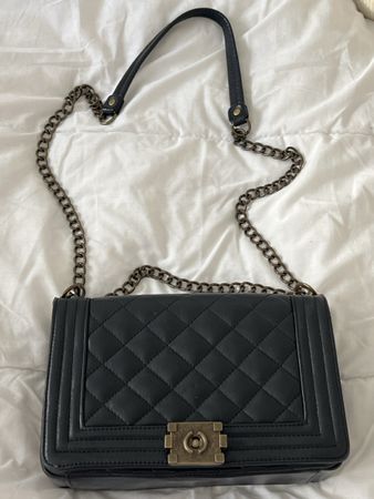 Sac à main noir en cuire avec chaîne