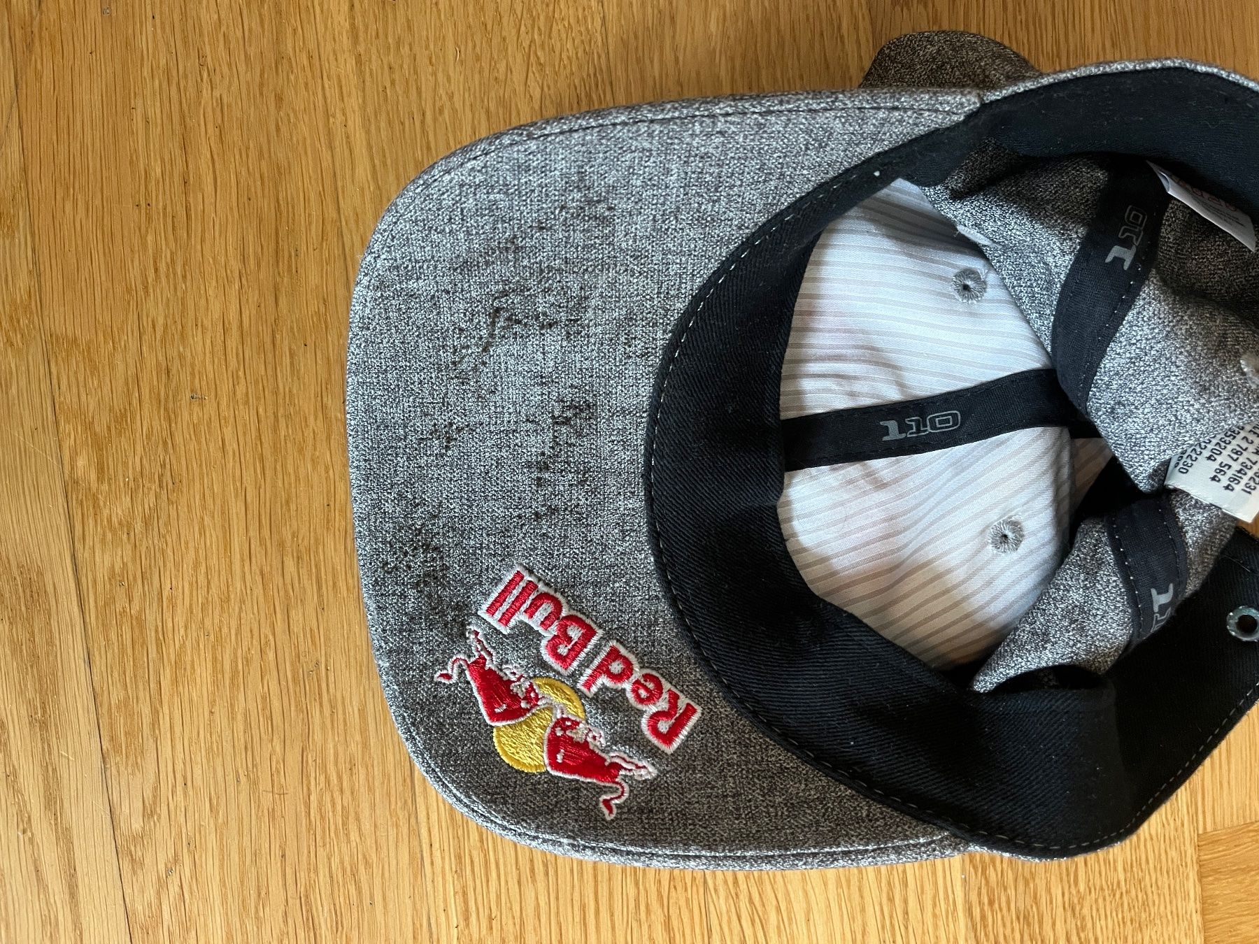 Red Bull Copricapi, berretti & cappellini: Red Bull Cap grau mit gestickten Logos – Usato da Zumikon venduto da bretxo 4