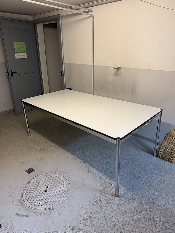 Scaffali: USM Schreibtisch Metallgestell 200x100  – Usato da Bern venduto da gregnenn 1