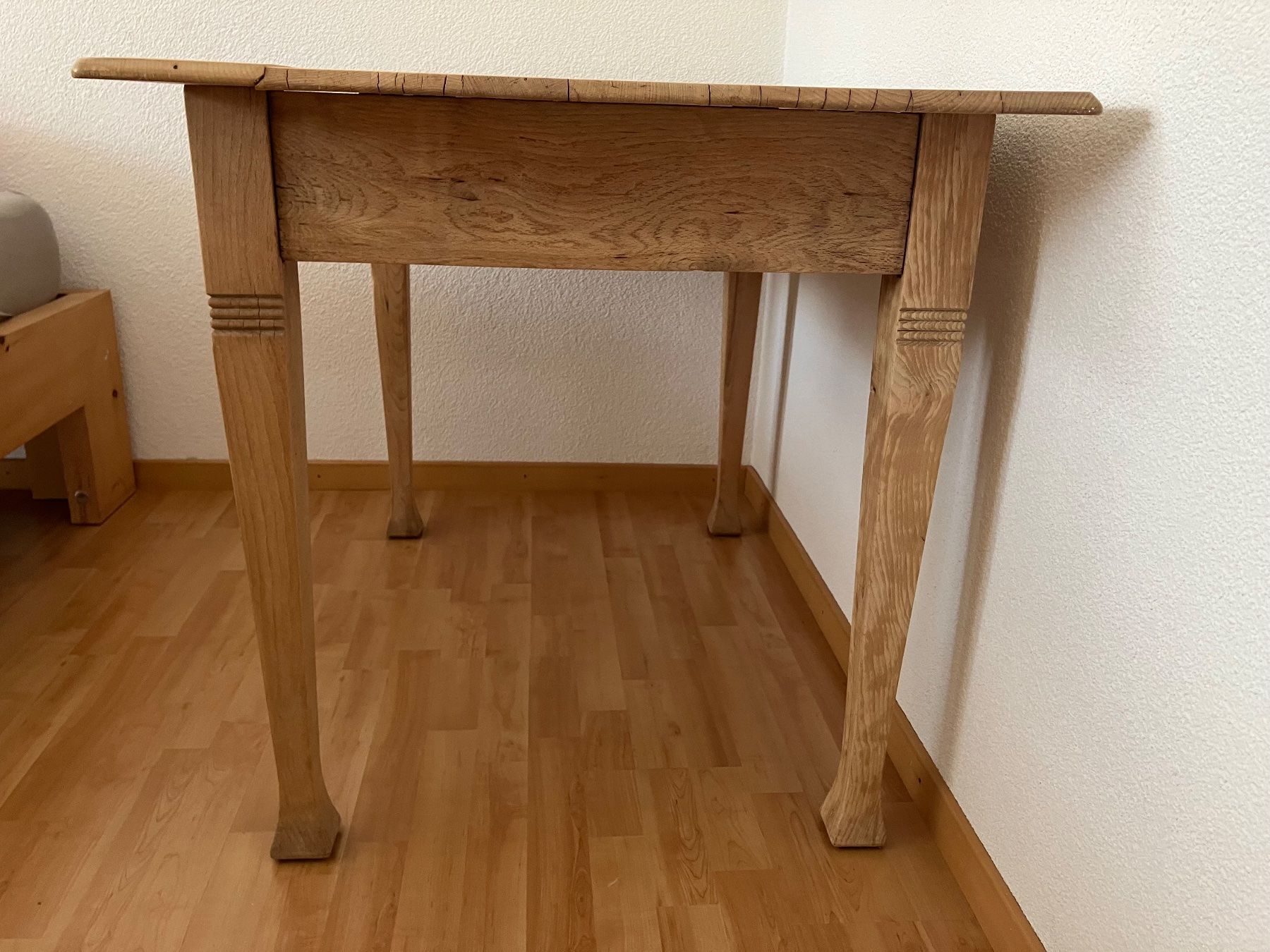Tische: Tisch mit Schublade – Gebraucht aus Chur von  1