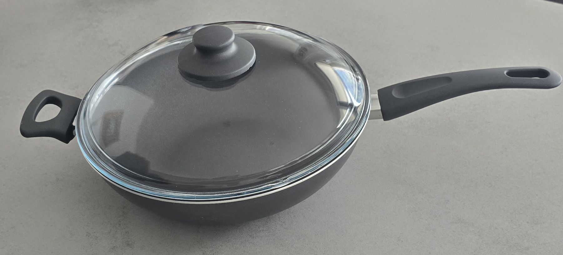 Padelle: Wok Pfanne mit Glasdeckel, neuwertig – Usato da Disentis/Mustér venduto da cla_l9hf