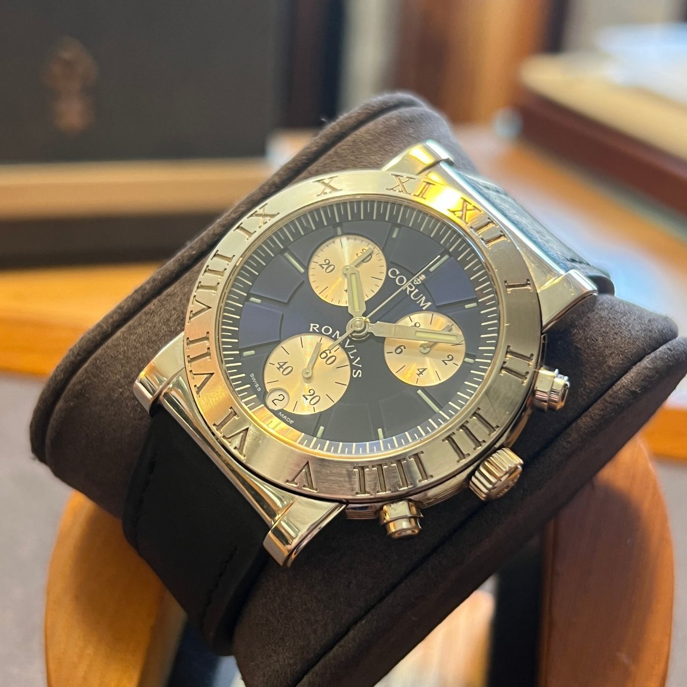 Corum Orologi: FLASH SALE Corum Romulus Chronograph Full Set 396.701.20 – Usato da Carouge GE venduto da Watchaser 8