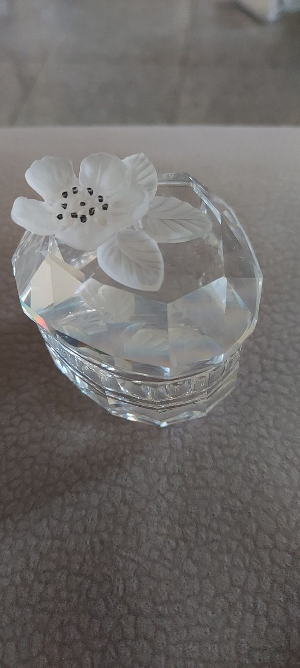 Swarovski Figuren: Swarovski Dose im Herzform mit Blume – Neu (gemäss Beschreibung) aus Liestal von swary007