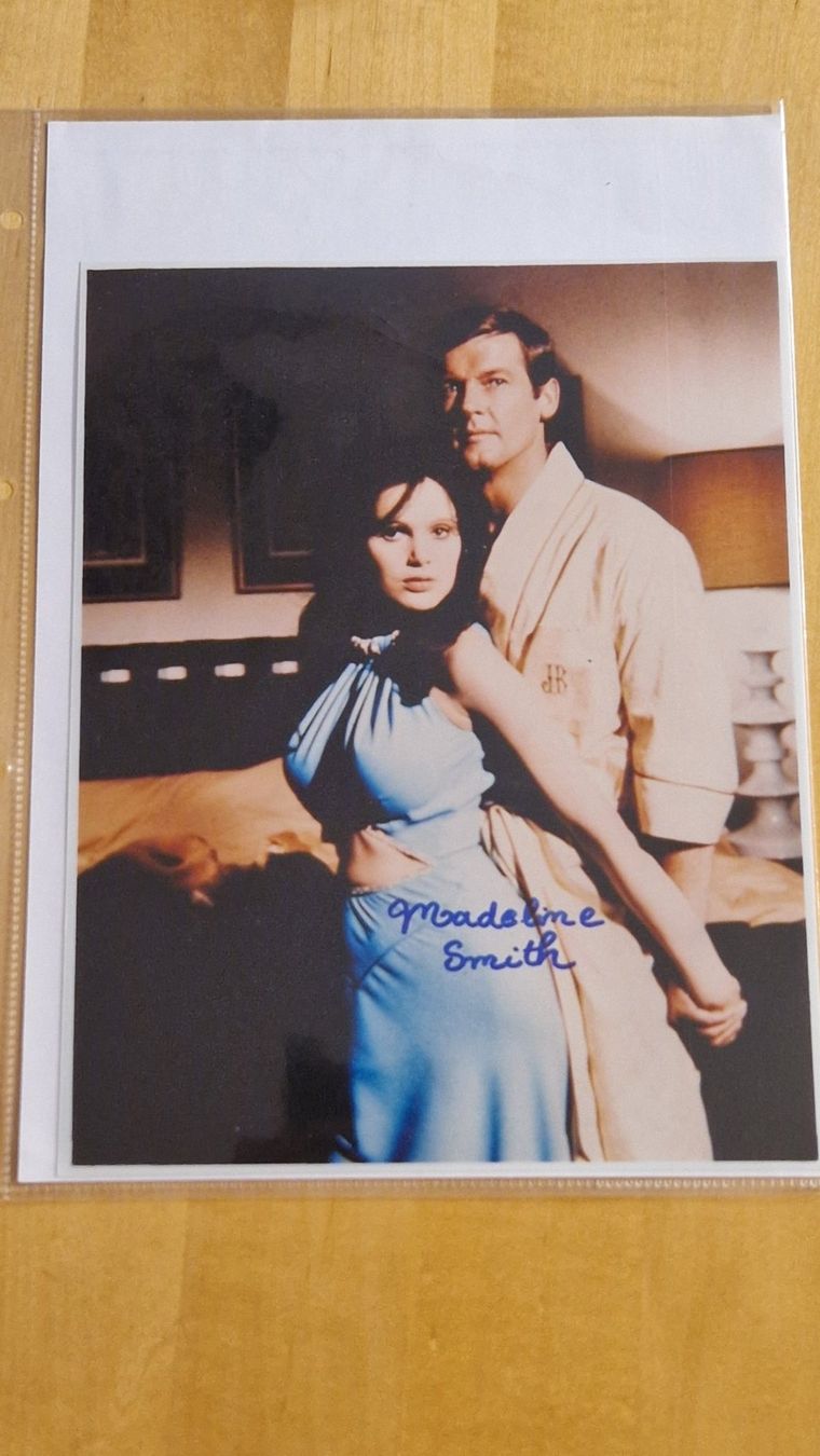 Autografi: Madeline Smith, Original Autogramm m. Zertifikat – Usato da Salmsach venduto da aacs65