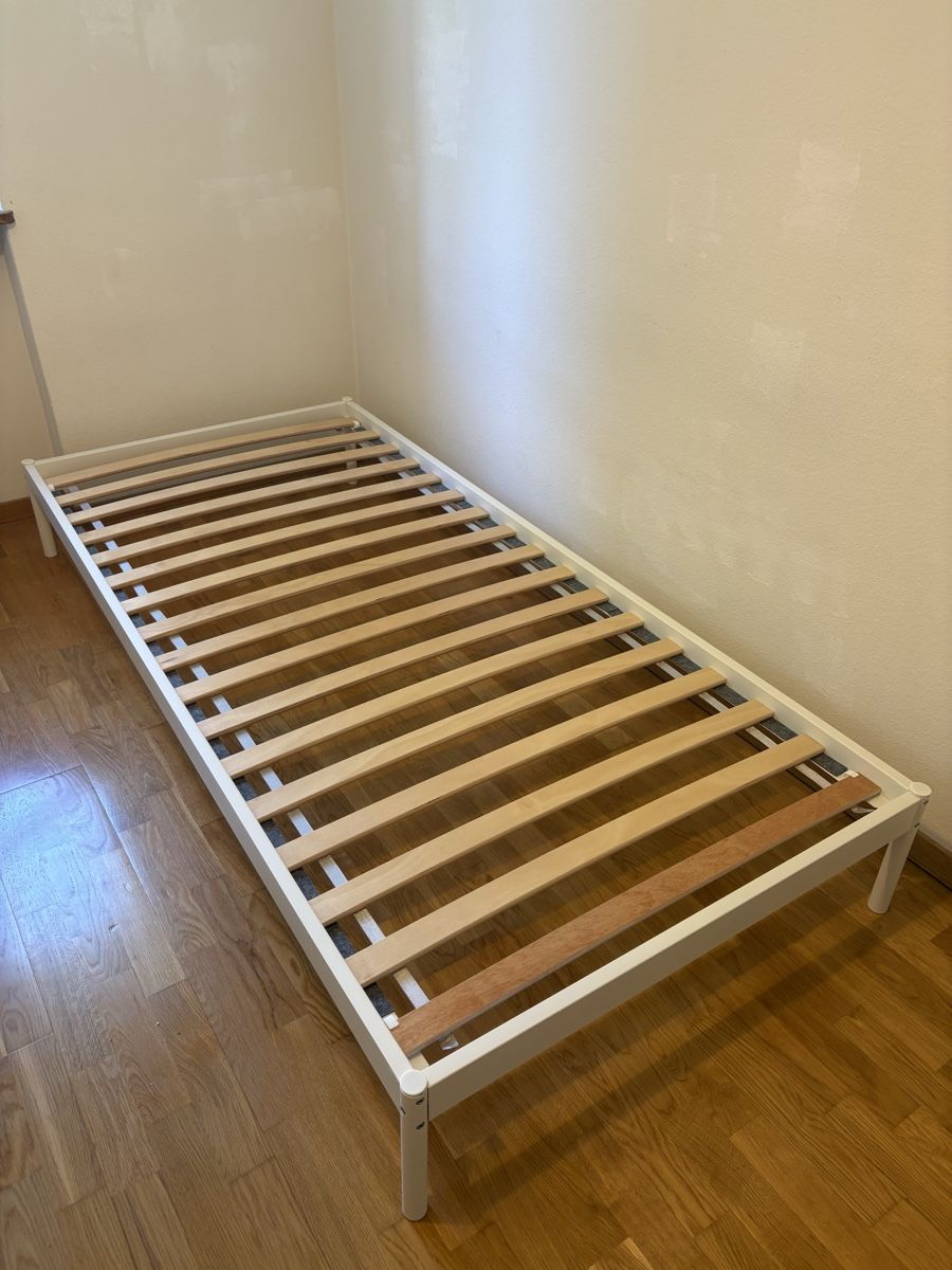 Ikea Lattenroste: IKEA Vevelstad bed frame white 90x200 cm – Neu (gemäss Beschreibung) aus Zürich von joan.lafuente