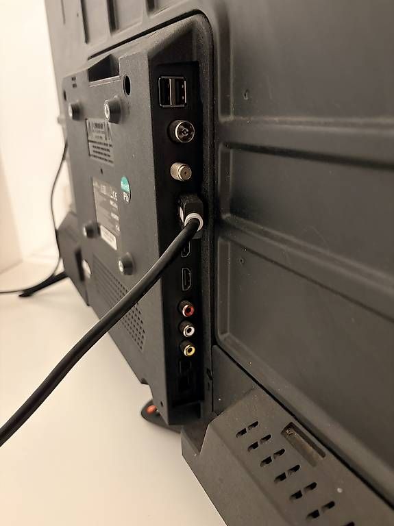 Appareils TV: TV LED Smart Tech 32" avec télécommande, 2x câbles HDMI 3m – D'occasion à Lausanne par YannGrzesiak 1