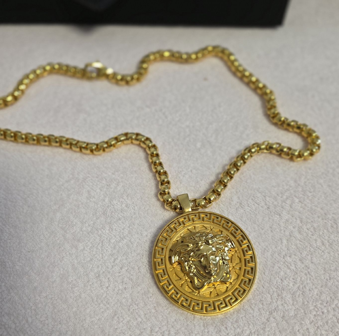 Versace Ketten: Goldene Versace Halskette Medusakopf – Gebraucht aus Amriswil von newschweiz 1