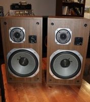  Yamaha NS-645 „Natural Sound“-Lautsprecher. 