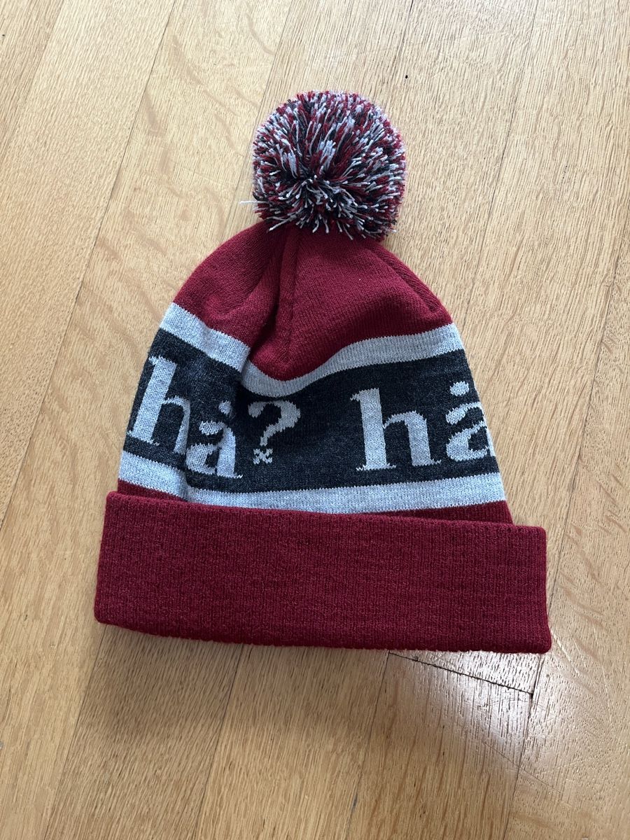 Hüte, Mützen & Caps: Bonnet HAE rouge et gris avec ponpon – Gebraucht aus Bern von pie_mdk2 1