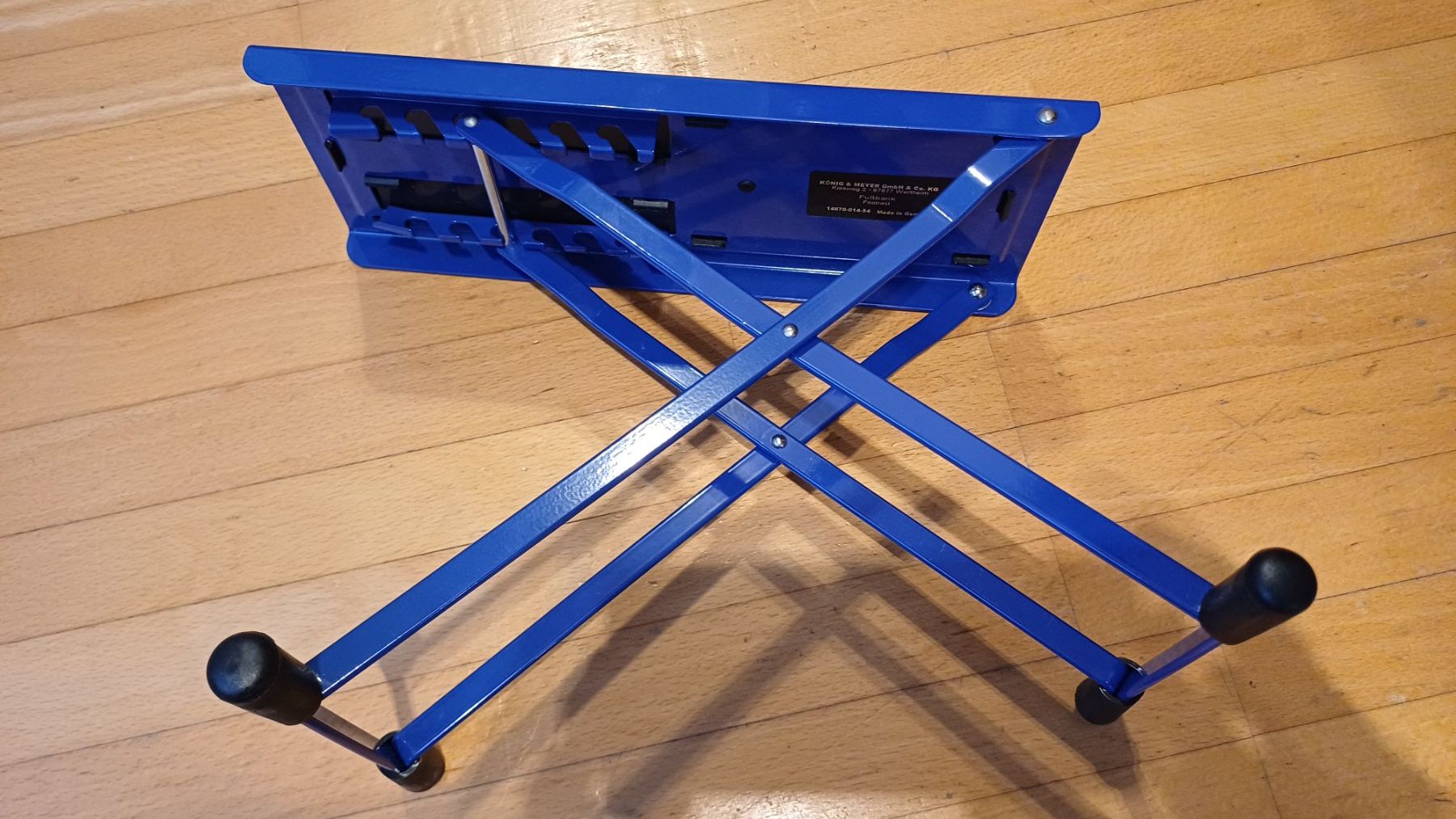 Hocker: Top Zustand: Robuster Gitarrenfussstaender - blau! – Gebraucht aus Hittnau von H.Filus 1