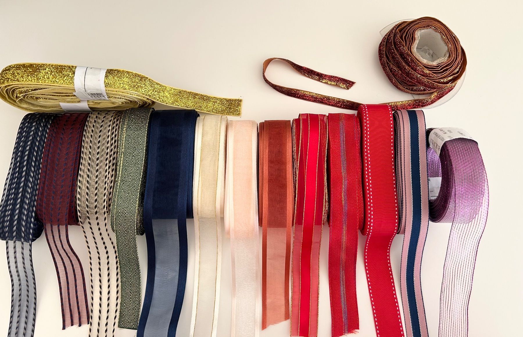 Nastri decorativi: Geschenkbänder / Ribbons - 4 meters in total for 1 Fr – Nuovo e nell'imballaggio originale da Basel venduto da lau_982w 1