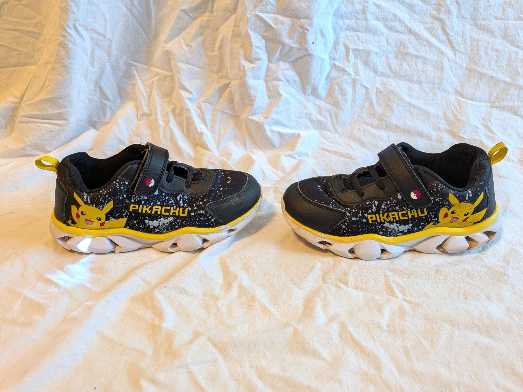 Scarpe per ragazzi: Pokémon Pikachu Sneaker Gr. 31-33 mit Licht – Usato da Winterthur venduto da in4matiker 6