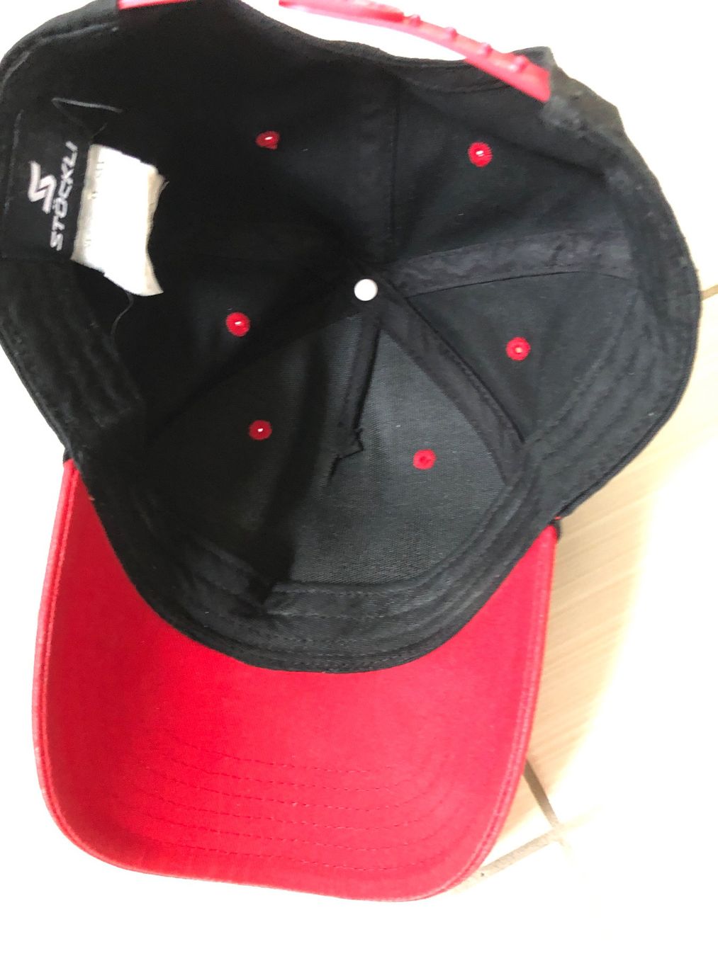 Sonstige Kleidung & Accessoires: Stöckli Cap, Basecap, Schwarz/Rot Herren – Gebraucht aus Arth von Vrecam51 2