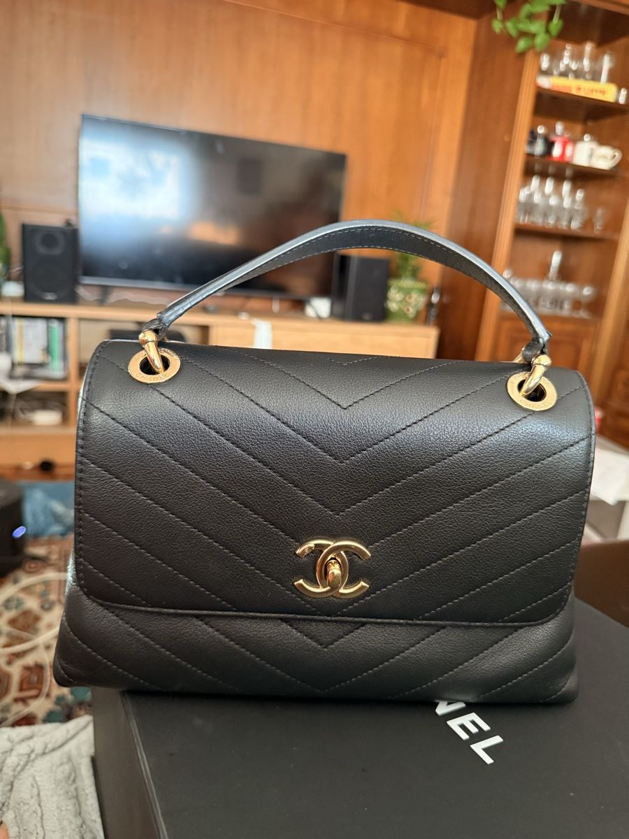 Chanel Borse da donna: Chanel Coco Top Handle Chevron Calfskin Leather GHW – Usato da Münchenstein venduto da watchpatrol 1