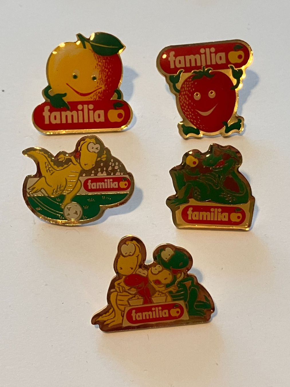 Placchette & Badge: 5 Pin Familia – Usato da Basel venduto da djwwpp