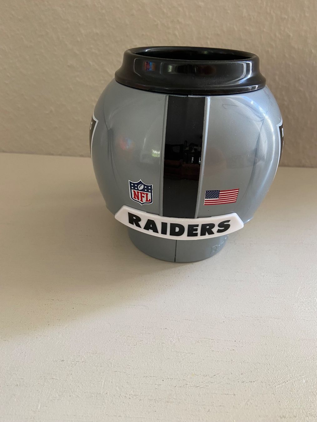 NFL Antike Kleidung: Las Vegas Raiders Helmbecher – Neu und originalverpackt aus Muttenz von US_Sport_Schweiz 1