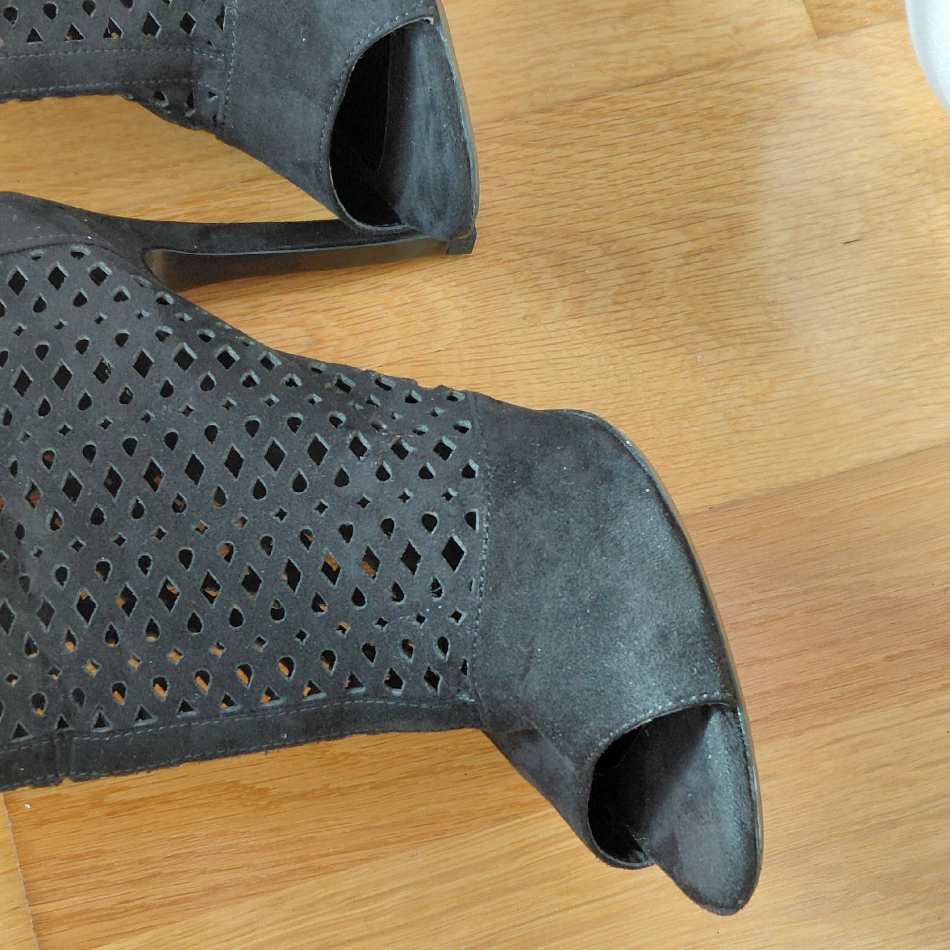 Zara Scarpe da donna: Bottines à talons aiguilles découpées en daim – Usato da La Croix (Lutry) venduto da dib_bf9b 2