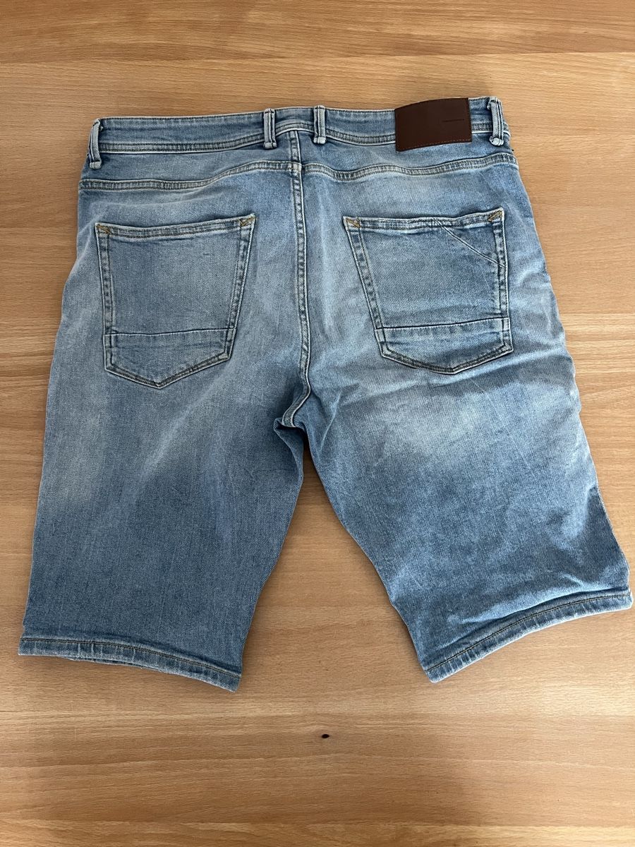 Jeans: 3 kurze Jeans Gr 34  – Usato da Mümliswil venduto da Soccerpat 2