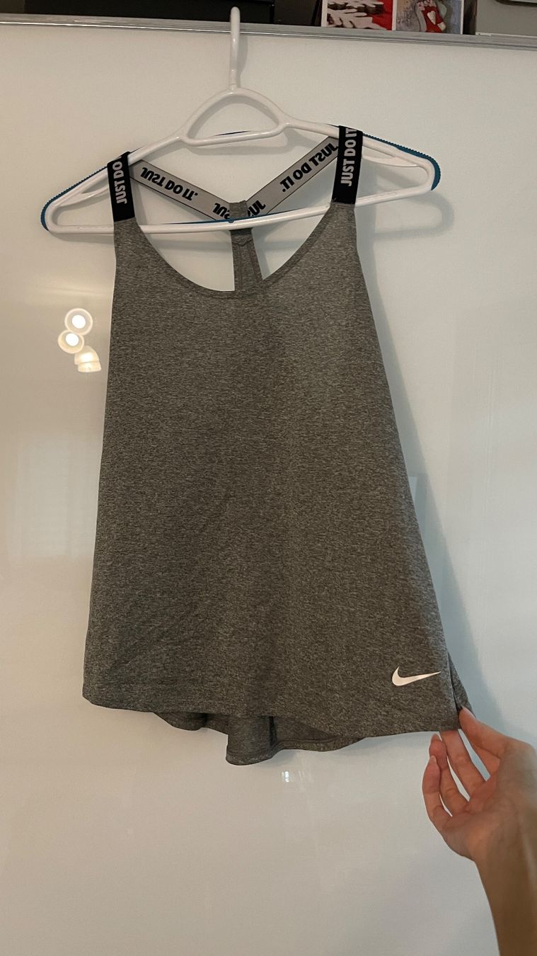 Puma Tops: Top Nike – Neu (gemäss Beschreibung) aus Lausen von sim_hgp6