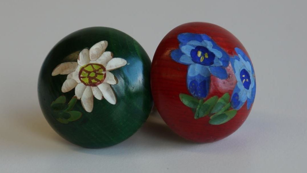 Articles en bois: 2 Zapfen mit Blumen, geschnitzt – Neuf avec emballage d'origine à Brienz BE par P.Edelweiss