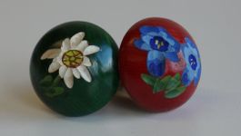 2 Zapfen mit Blumen, geschnitzt
