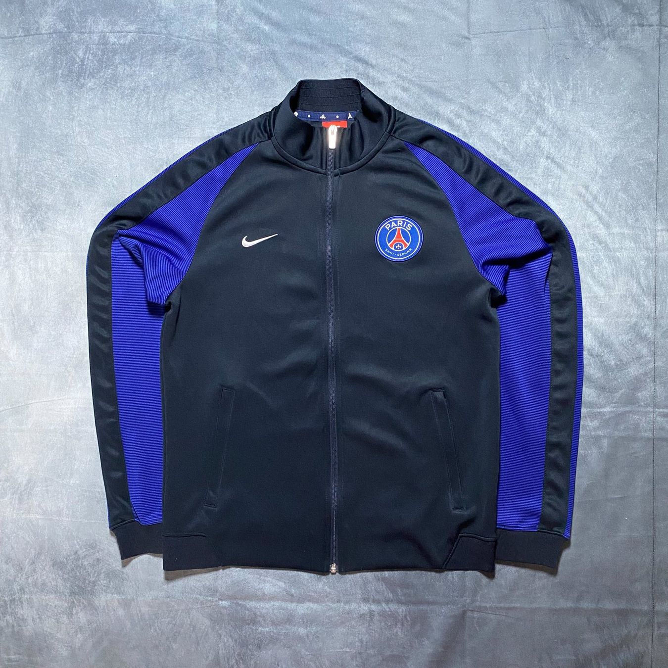 Nike Leibchen & Hosen: Nike PSG Trainingsjacke Dunkelblau M – Gebraucht aus Liestal von Octo_Vintage