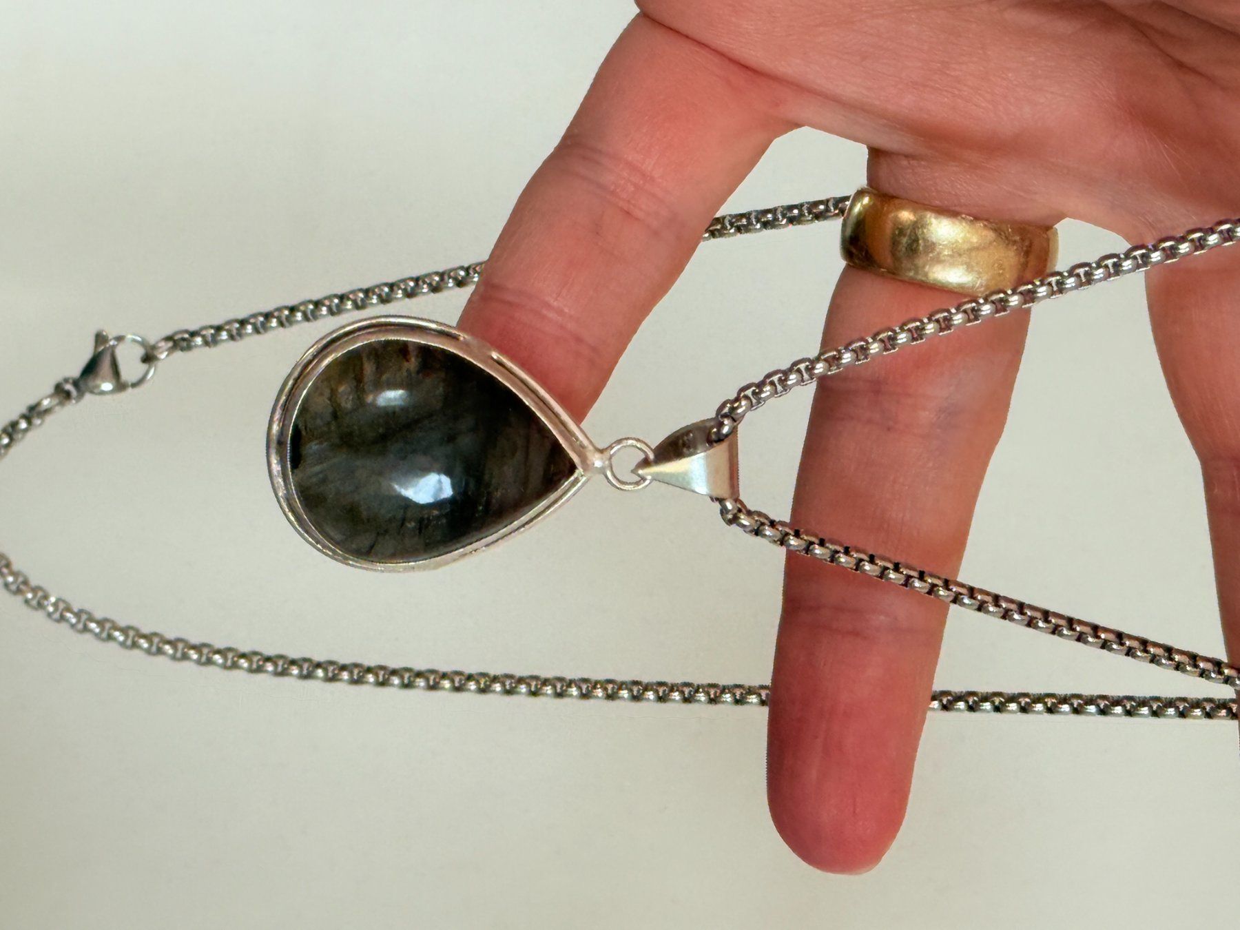 Catenine: Collier Labradorite - Élégance discrète ✨ – Nuovo e nell'imballaggio originale da Genève venduto da AGBERG 2