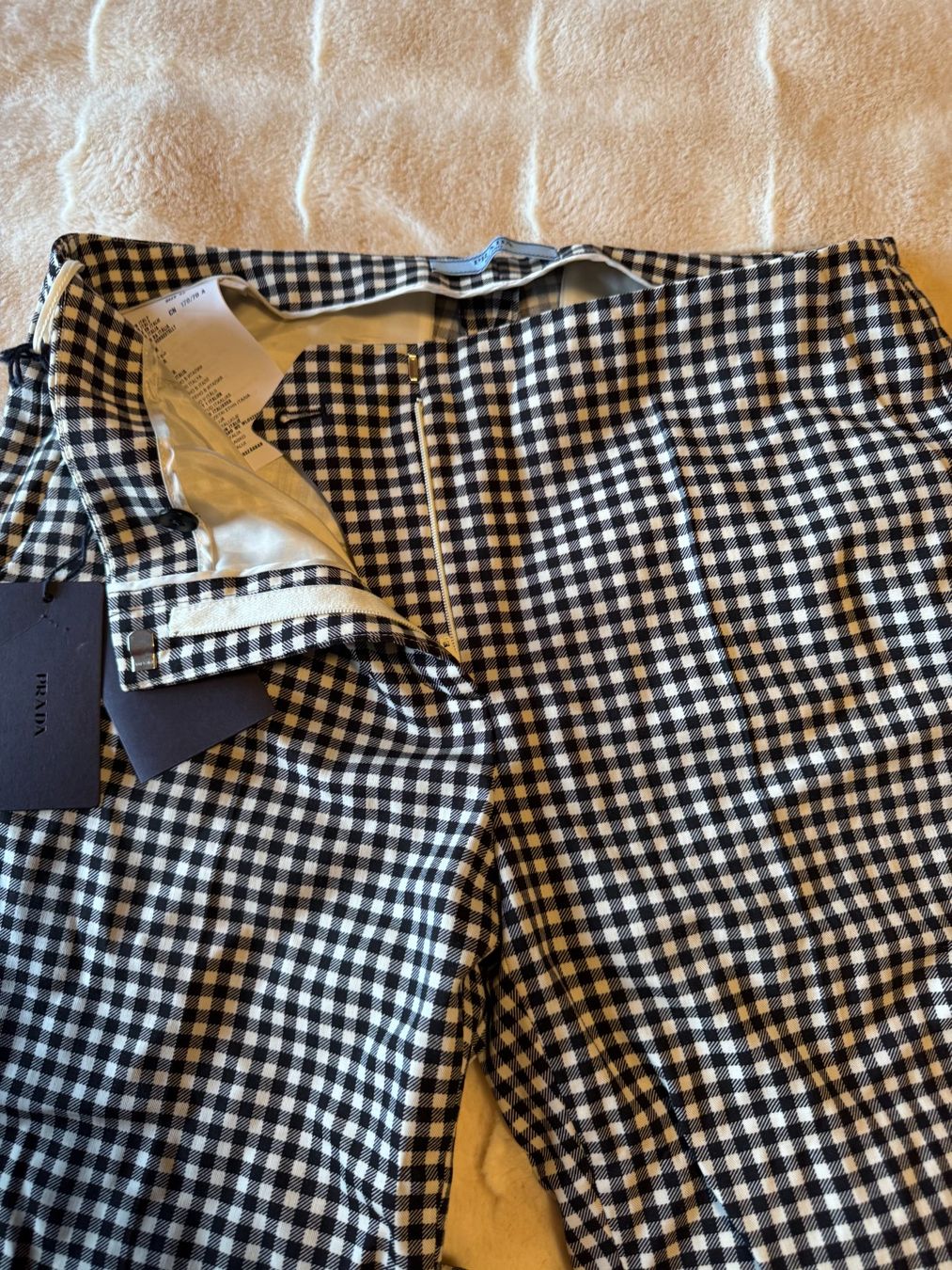 Prada Pantaloni: Prada Checked Trousers – Timeless Elegance – Nuovo e nell'imballaggio originale da Grund b. Gstaad venduto da ReLuxe 6
