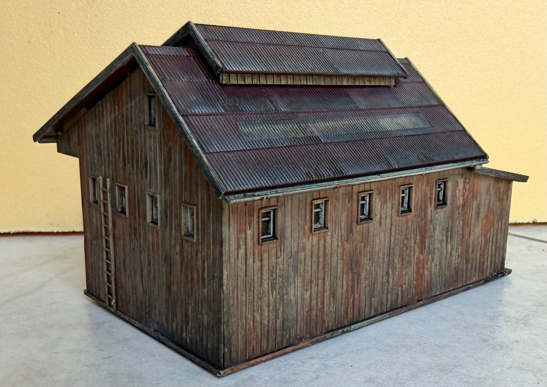 Vollmer Modellini di ferrovie: Scheune mit Schrottpanzer VOLLMER 50504 - Spur HO! – Nuovo e nell'imballaggio originale da Steffisburg venduto da Calceolaria 2