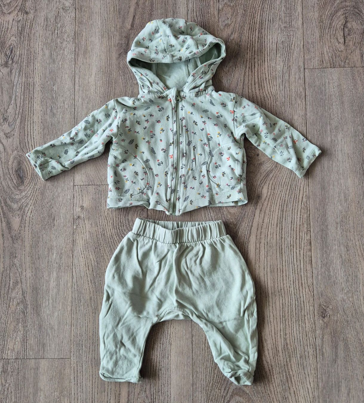 Kleiderpakete & -sets: Süsser Baby Jogginganzug, Gr. 68 – Gebraucht aus Ellighausen von feg_tsz7