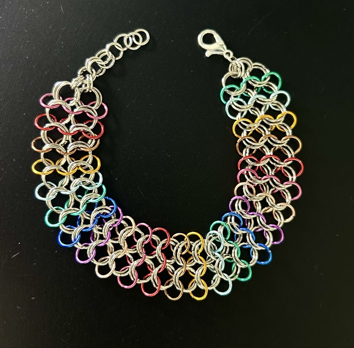 Armbänder & -reifen: Bracelet cotte de maille arc-en-ciel 3 rangs – Neu und originalverpackt aus Le Sentier von Nehrylka