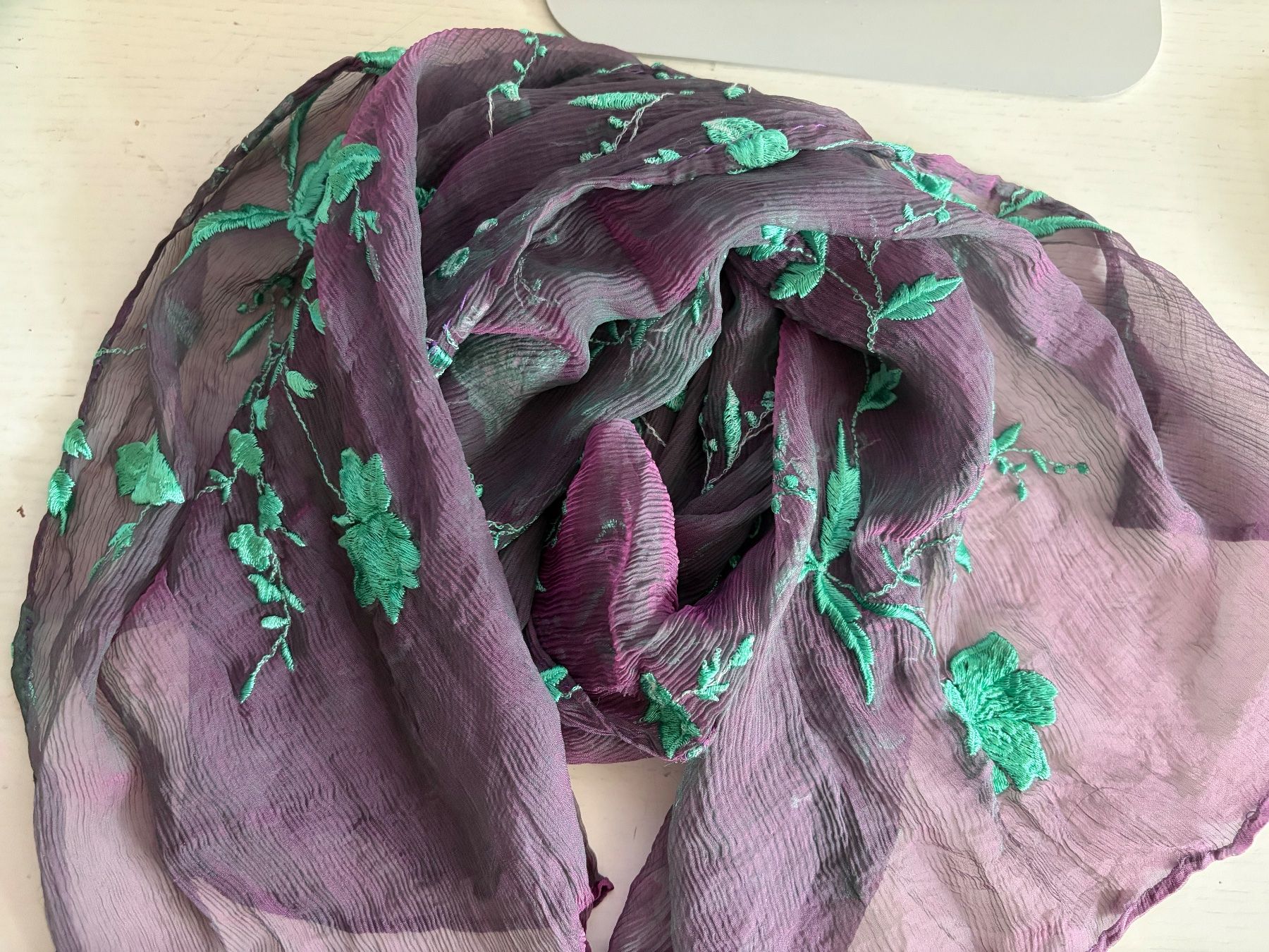 Foulards, Tücher & Schals: Seidenschal bestickt – Gebraucht aus Luzern von Lampion 3