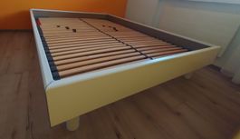 weisses Bettgestell 140x200cm mit Lattenrost