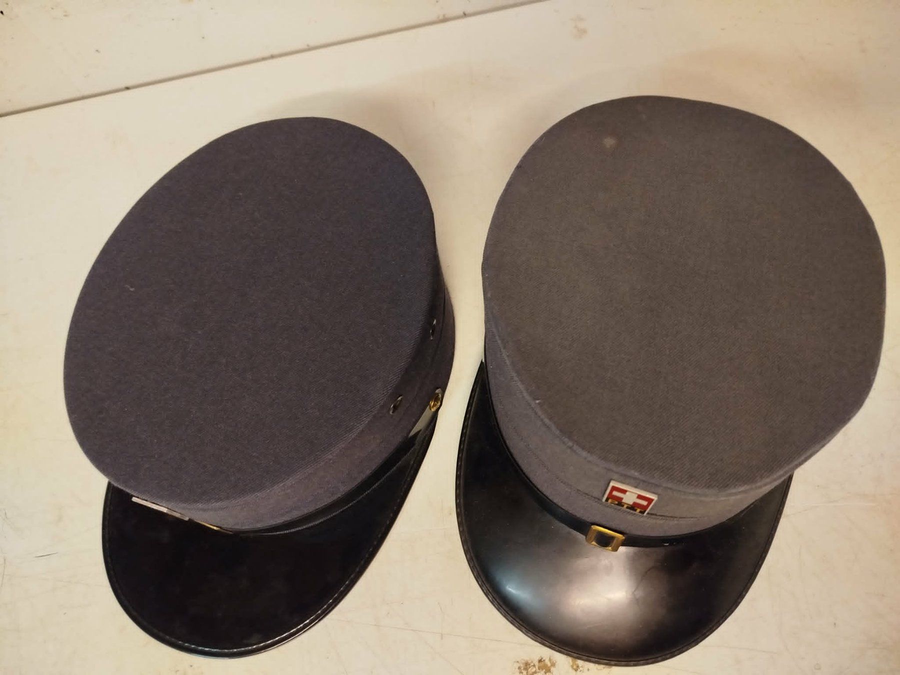 Copricapi, berretti & cappellini: 2 X Chapeau de facteur – Usato da La Chaux-de-Fonds venduto da Emmaus2300CDF 3
