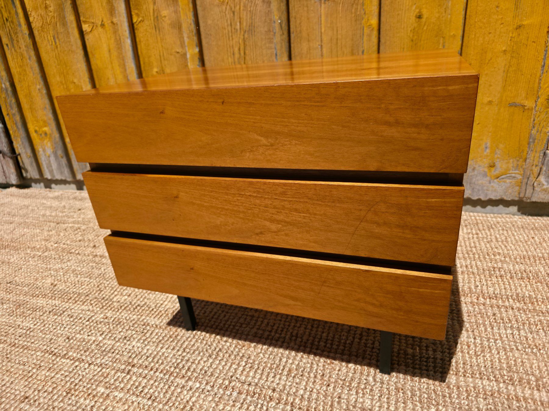 Cassettiere: Mid Century  Minimalist Sideboard Nussbaum – Usato da Haslen AI venduto da Vintagelix 1