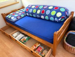 Bett mit Schubladen, Matratze, Duvet, Kopfkissen und Wäsche