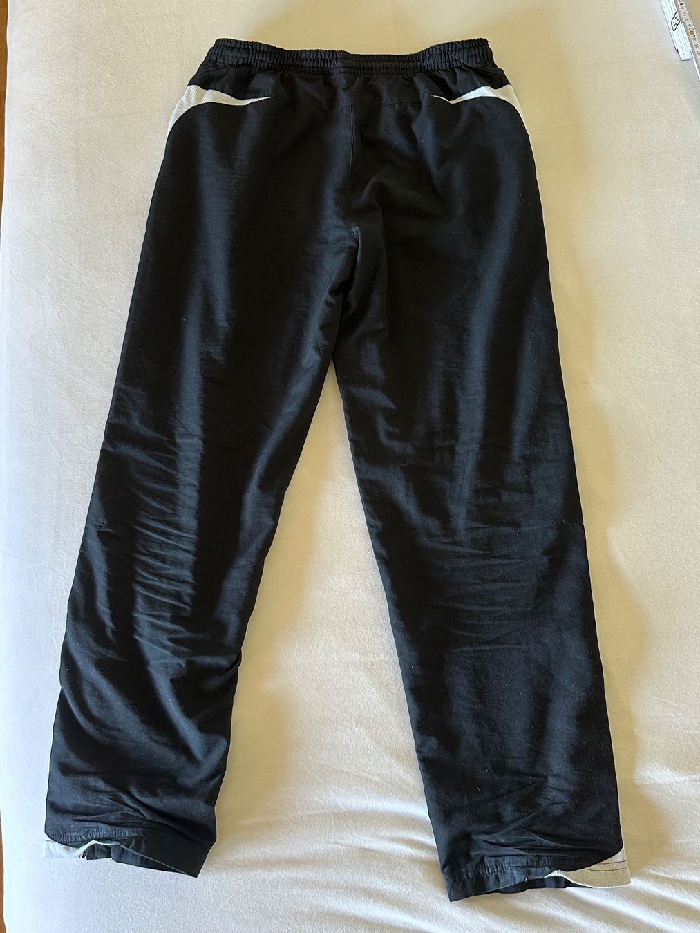 Nike Pantaloni: Nike Sporthose mit Schweizer Flagge – Usato da Zürich venduto da ong8 1
